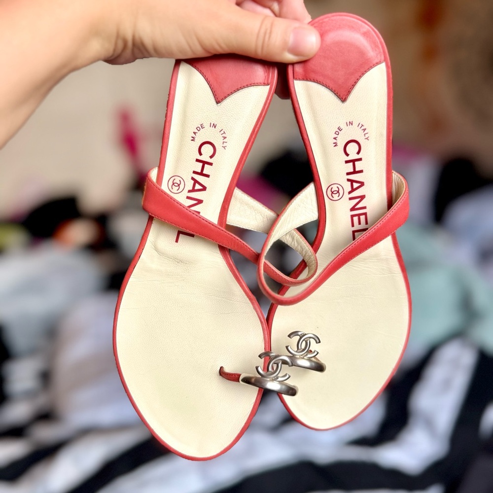 Y2K Chanel Toe Ring Red Cream Leather Sandals Size 36.5 (Fits a 6.5)